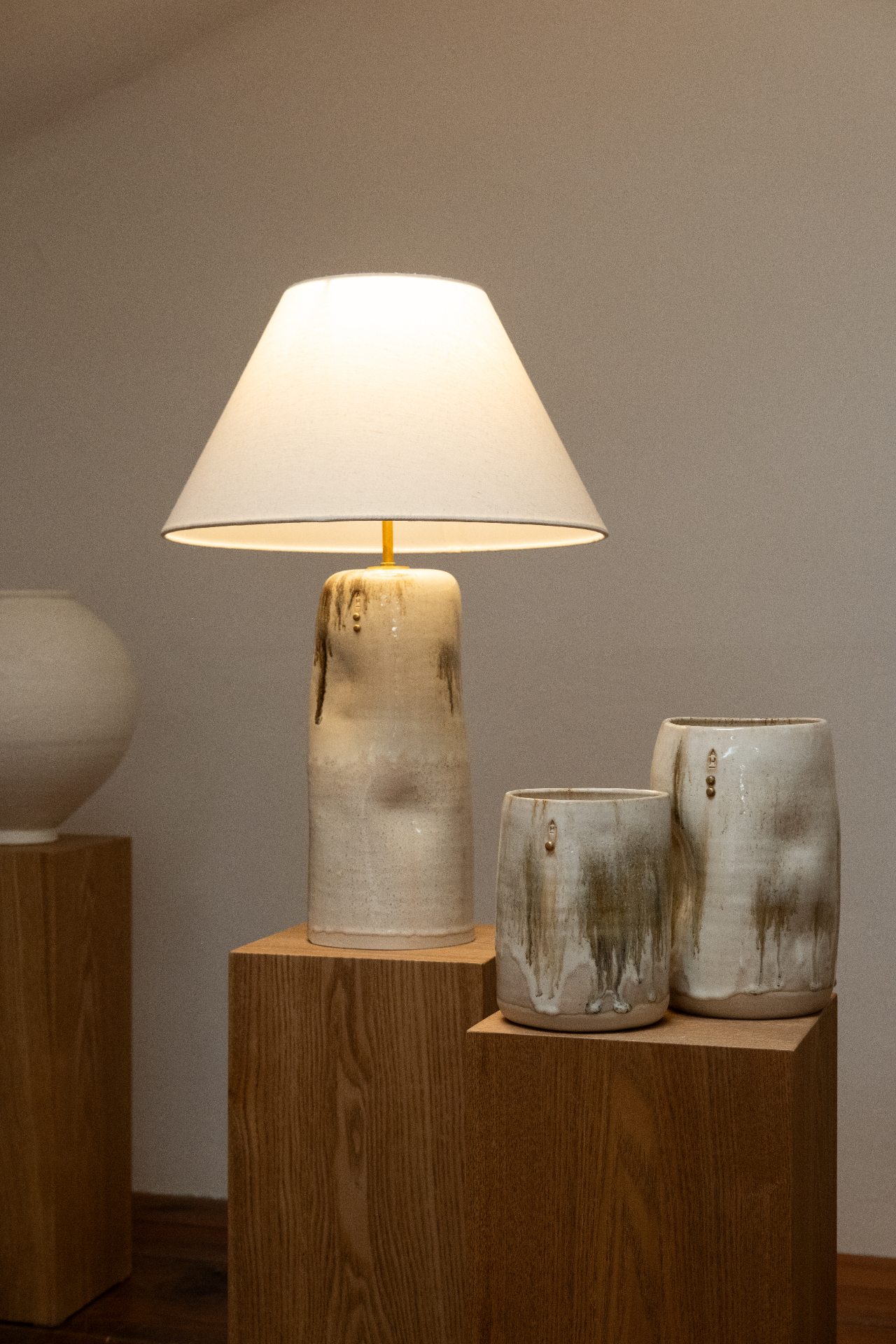 KYMA Lamp — pieza cerámica de Ambar Hoyos (Ø 40 × 60 h cm)