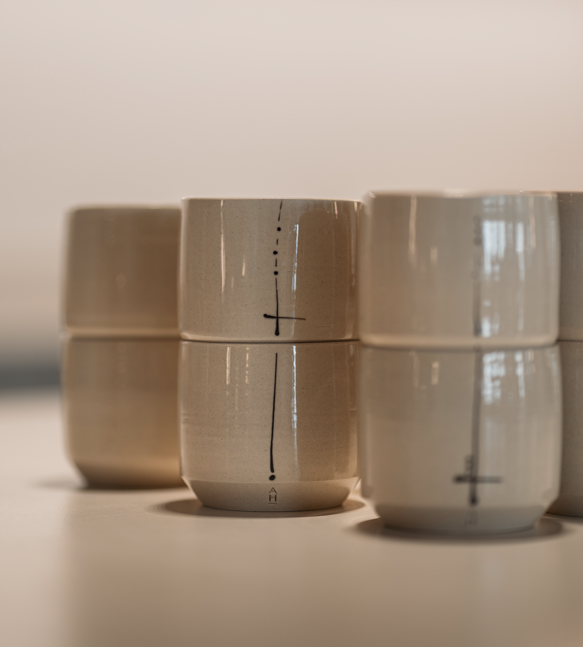 Tazas ORIGEN — pieza cerámica de Ambar Hoyos (Ø 7 × 6,5 h cm)