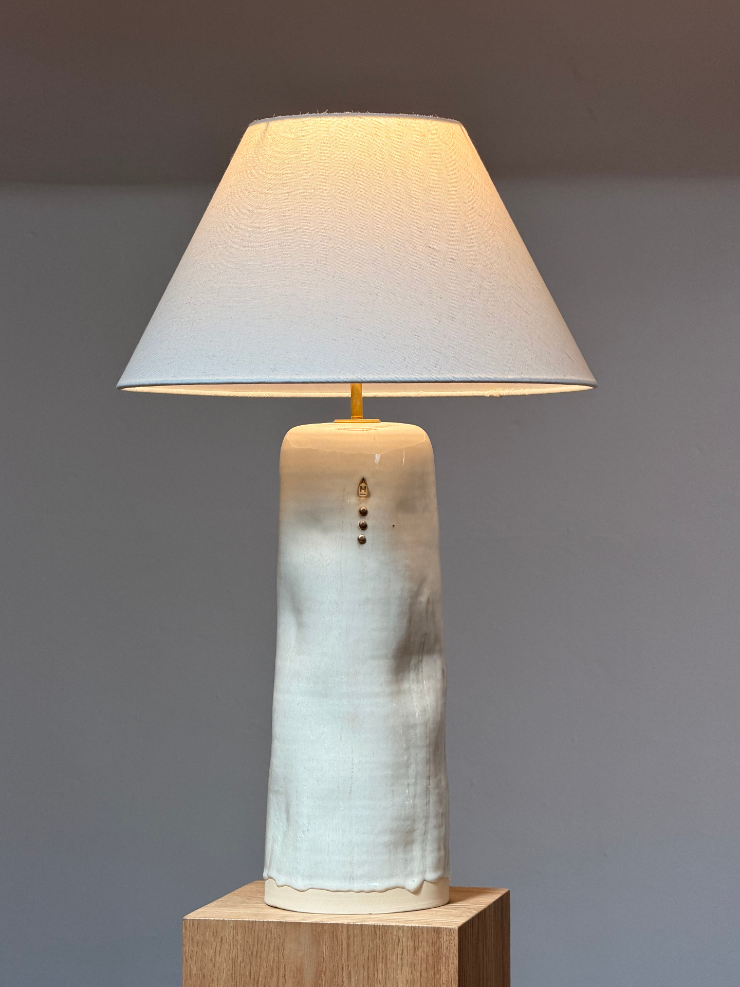 VL Lamp — pieza cerámica de Ambar Hoyos (Ø 40 × 70 h cm)